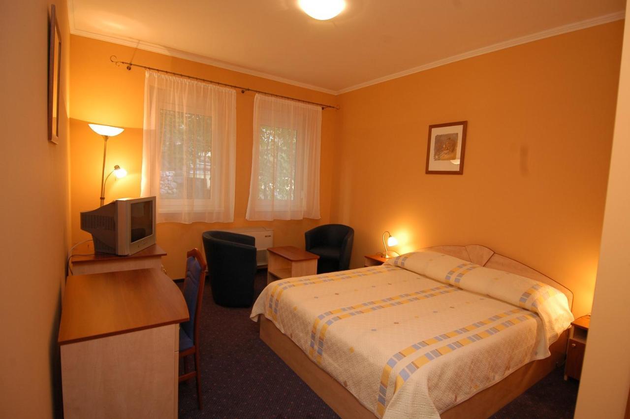 Tuenderpart Vendeghaz Hotel Eger Exterior photo